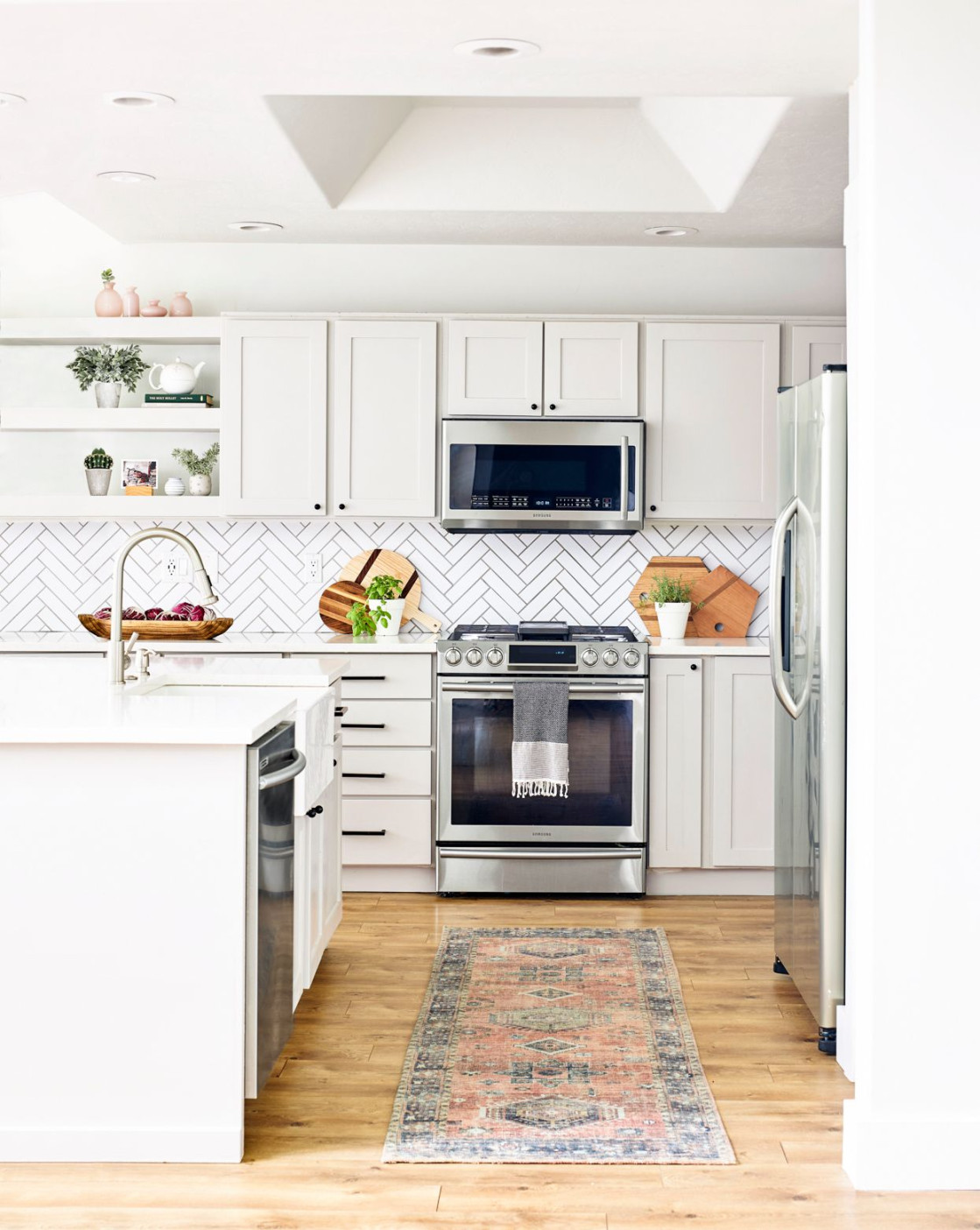 Stunning White Kitchen Cabinets That Will Brighten Your Space